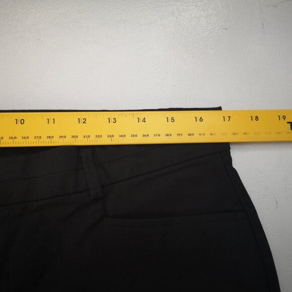 Dockers Ladies Size 12 Black Straight Legs Zipper & 2 Clasp Closure Capri Pants - Picture 12 of 14